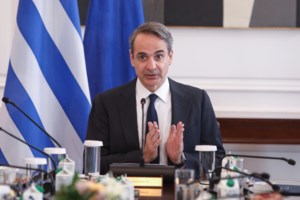 Οργή Γεωργιάδη για βίντεο με ηλικιωμένο που έπεσε στη συγκέντρωση Μητσοτάκη στο Μαρούσι: "Πόσο πιο κάτω θα φτάσουν" - εικόνα 7