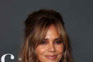 Η Χάλι Μπέρι ολόγυμνη στο μπαλκόνι της - Η φωτογραφία που δημοσίευσε ο σύντροφός της για τη γιορτή της μητέρας - εικόνα 3