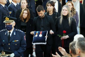 "Αθάνατος": Με χειροκροτήματα το τελευταίο "Αντίο" στον Αλέξανδρο Νικολαϊδη - Τραγικές φιγούρες τα μέλη της οικογένειας [Εικόνες, βίντεο]