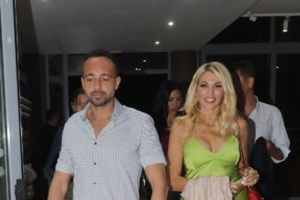 Κωνσταντίνα Σπυροπούλου: Ποζάρει με έξωμο λευκό φόρεμα στην αγκαλιά του Βασίλη Σταθοκωστόπουλου - εικόνα 3