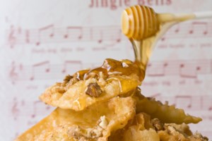 Ακης Πετρετζίκης: Συνταγή για μους με μελομακάρονα - Πανεύκολο, τέλειο κέρασμα για τα Χριστούγεννα - εικόνα 2