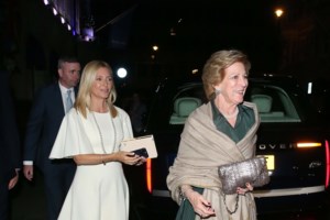 Άννα Μαρία και Αλεξία Ντε Γκρες: Χαλαρές σε ουζερί στην Αίγινα - To μενού από την ελληνική κουζίνα