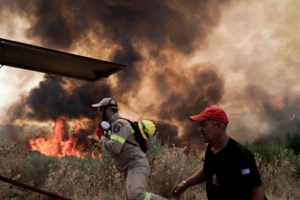 Σε ύφεση η φωτιά στην Ηλεία, καλύτερη εικόνα στην Κορινθία - Ισχυρές δυνάμεις της Πυροσβεστικής για τυχόν αναζωπυρώσεις - εικόνα 3