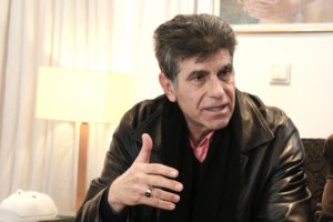 Η απάντηση του Γιάννη Μπέζου που "τρέλανε" τη Σταματίνα Τσιμτσιλή - Τι ρώτησαν τον ηθοποιό [Βίντεο]