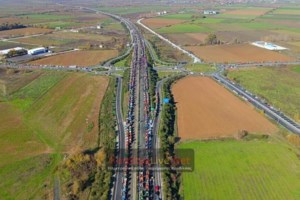 Αγρότες: Κομμένη στα δύο η χώρα, κλειστή η ΠΑΘΕ στη Νίκαια, μπλόκο στην Καρδίτσα - Τραυματισμοί και συλλήψεις - εικόνα 8