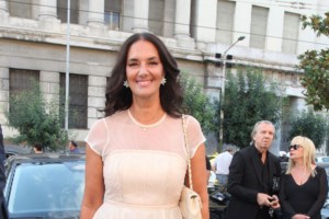 Στα μπλε από την κορυφή ως τα νύχια η Νόνη Δούνια: Το total blue look με κοστούμι και γόβες και η κόρη της με ψηλόμεσο τζιν - εικόνα 5