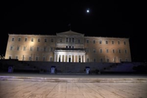 Politico για "ελληνικό Watergate": Μπελάδες για τον Μητσοτάκη, ρωγμές στη ΝΔ από τον "βαρέων βαρών" Καραμανλή - εικόνα 2