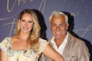 Ανίτα Μπραντ: "Pajamas all day" - Τριπλά ευτυχισμένη στο χριστουγεννιάτικο ελατόδασος στο σαλόνι της