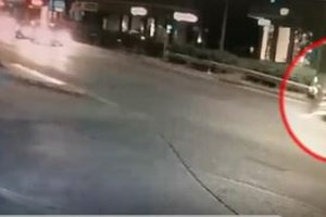 Smart πήρε φωτιά εν κινήσει και κάηκε ολοσχερώς στη Λαμία [Εικόνες, βίντεο]