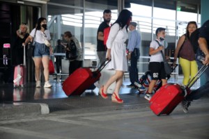 Έκτακτη σύσκεψη στο Μαξίμου για τον κορονοϊό με ευρύτατη σύνθεση - Στο τραπέζι νέα μέτρα