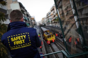 Τραγωδία  στους Γαργαλιάνους: Ενας νεκρός και δύο σοβαρά τραυματίες από σφοδρή σύγκρουση νεκροφόρας με αυτοκίνητο