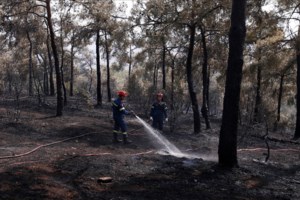 Κόρινθος: Μεγάλη φωτιά στο Κατακάλι - Εντολή για προληπτική εκκένωση κατασκήνωσης [εικόνες - βίντεο]