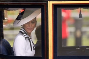 Λαίδη Γκαμπριέλα: Με ροζ σύνολο στο Μπάκιγχαμ 4 μήνες μετά την αυτοκτονία του συζύγου της: Ο λόγος που την "έκρυψαν" - εικόνα 13