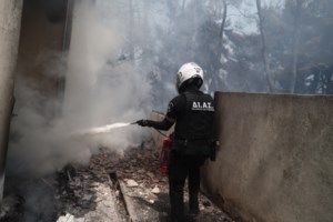 Σε ύφεση η φωτιά στη Σταμάτα: Κάηκαν περίπου 20 σπίτια - Αυτοκίνητα έγιναν στάχτη [εικόνες] - εικόνα 2