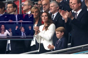 Νέο βίντεο: Γουίλιαμ και Κέιτ παρηγορούν τον πρίγκιπα Τζορτζ μετά την ήττα της Εθνικής Αγγλίας