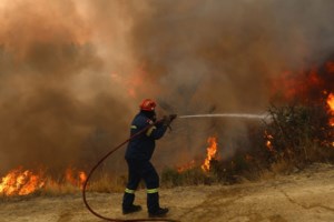 Οριοθετήθηκε η φωτιά στο Λαύριο: Μήνυμα από το 112 για εκκένωση του Θορικού - Επιχειρούν ισχυρές πυροσβεστικές δυνάμεις