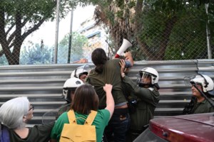 Εξάρχεια: Νέα ένταση για την κοπή δέντρων λόγω του μετρό – Τέσσερις προσαγωγές [εικόνες]