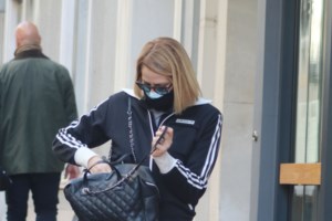 Η Τζένη Μπαλατσινού απογείωσε το casual chic στο πλευρό του Βασίλη Κικίλια