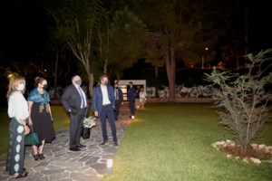 Κρητικό μενού για Πομπέο στο σπίτι Μητσοτάκη: Γραβιέρα, καλιτσούνια και τσικουδιά - εικόνα 2