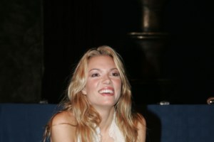 Βίκυ Καγιά: Super στιλάτη μαμά μαζί με τον γιο της Κάρολο στον κήπο της