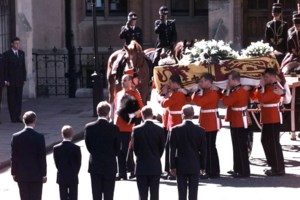 Σήμερα ο αποχαιρετισμός Ουίλιαμ και Χάρι στη γιαγιά τους, βασίλισσα Ελισάβετ - Και οι δύο με στολή και το κεφάλι κατεβασμένο [Εικόνες] - εικόνα 10