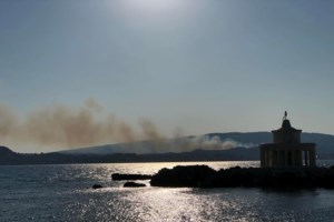 Φωτιά στον Ασπρόπυργο: Φούντωσε επικίνδυνα αποθήκη με ξύλα - Μήνυμα 112 στους κατοίκους να κλείσουν πόρτες, παράθυρα - εικόνα 5