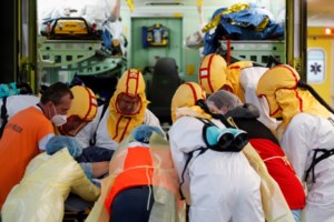 Ρεκόρ κρουσμάτων στις ΗΠΑ: Έφθασαν το 1 εκατ. σε μια μέρα - 100.000 ασθενείς στα νοσοκομεία - εικόνα 3