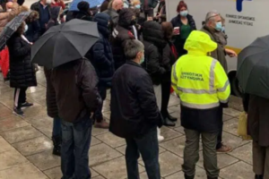 Ανάστατοι γονείς στο Αίγιο: Καταδικασμένος για σεξουαλικό αδίκημα κυκλοφορεί σε δημοτικό σχολείο - εικόνα 2