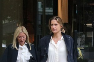 Τατιάνα Μπλάτνικ: Κομψή στη Βενετία - Το μονόχρωμο cape dress με την ασορτί μάξι κάπα