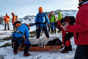 Συγκλονιστικές εικόνες: Πυροσβέστες κουβαλούν το άψυχο κορμί του 32χρονου πιλότου στα Ιωάννινα - εικόνα 7