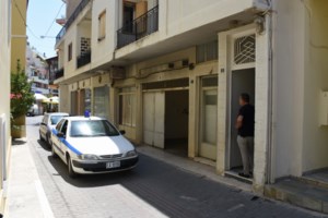 Εφιάλτης στα Βριλήσσια: Τρεις κουκουλοφόροι κακοποιοί με μαχαίρια "μπούκαραν" στο σπίτι 84χρονης και την λήστεψαν - εικόνα 3