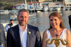 Γάμος συνεργατών Μητσοτάκη στη Τζια: Οι ευχές του πρωθυπουργού και η σέλφι του Άκη Σκέρτσου με τη νύφη στο γλέντι [εικόνες]