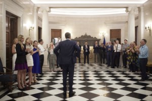 Η επιστροφή του... κομματόσκυλου: Η selfie Μητσοτάκη μαζί με τον Peanut στο Μαξίμου - εικόνα 2