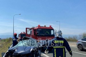 Λαμία: Αυτοκίνητο με τέσσερις γυναίκες σφηνώθηκε σε τσιμεντένια κολόνα [εικόνες] - εικόνα 2