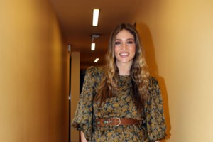 Η Βίκυ Καγιά ποζάρει στο στολισμένο σπίτι της - Το πανύψηλο χριστουγεννιάτικο δέντρο και η τέλεια διακόσμηση