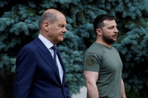 Ο Σόιμπλε έδωσε τη λύση για το κρύο: Βάλτε και δεύτερο πουλόβερ, "κακομαθημένοι" οι Γερμανοί