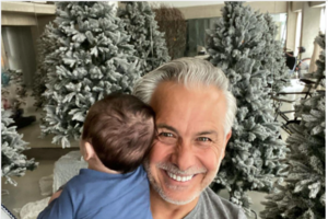 Ο Χάρης Χριστόπουλος και η Ανίτα Μπραντ φωτογραφίζονται για πρώτη φορά με τον γιο τους - εικόνα 2