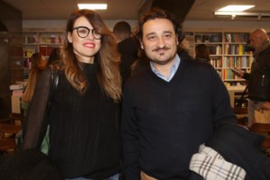 Πράξη ανθρωπιάς από τον Βασίλη Χαραλαμπόπουλο: Μπήκε σε κάδο με σκουπίδια να πάρει κουτάβι που είχαν πετάξει [βίντεο]