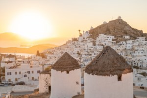 "Γαλανόλευκα χωριά, πανέμορφοι όρμοι, μαγικά ηλιοβασιλέματα" - Το ελληνικό νησί στα 8 καλύτερα της Ευρώπης - εικόνα 3