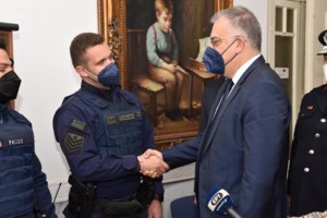 Χτυπούσε με μπουνιές τη σύζυγό του στην Πάτρα και εκείνη κατάφερε να ειδοποιήσει την αστυνομία με μήνυμα