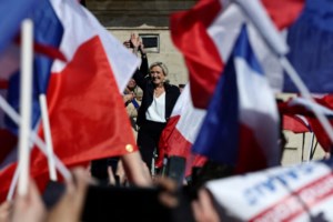 Γαλλία: Η Μαρίν Λε Πεν καταγγέλλει μια "πολιτική απόφαση" μιλώντας στη συγκέντρωση υποστηρικτών της - εικόνα 2