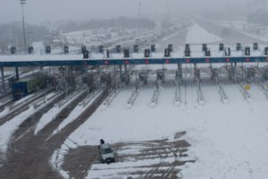 Εκατοντάδες ακινητοποιημένα φορτηγά στη Λαμία λόγω της κακοκαιρίας - Εικόνες από ψηλά - Βίντεο - εικόνα 3