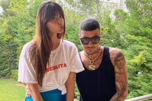 "Βαθύ ΜΠΑΣΟΚ" τα καινούργια παπούτσια του Snik: Με πράσινο ήλιο και... "λεφτά υπάρχουν" [εικόνες]