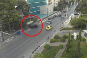 Χαλκιδική: Αυτοκίνητο έπεσε σε στάση ΚΤΕΛ στο Παλιούρι μετά από τροχαίο με άλλο ΙΧ - Δύο τραυματίες