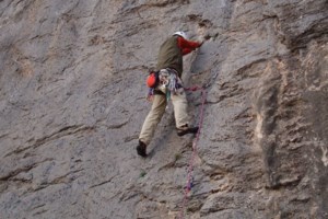 Βίντεο σοκ: Απερίσκεπτος πατέρας κάνει αναρρίχηση στα 3.000 μέτρα με το μωρό του αγκαλιά, χωρίς κανένα προστατευτικό μέσο - εικόνα 3