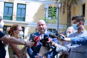 Ρούλα Πισπιρίγκου: Καυγάδες και μαλλιοτραβήγματα δημοσίως για το Μάνο - Οι τρεις "επιθέσεις" σε γυναίκες - εικόνα 2