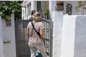 Διπλό φονικό στο Αίγιο: "Χτενίζουν" κάθε σπιθαμή οι αστυνομικοί, παραμένουν στον χώρο οι σοροί μάνας και γιου