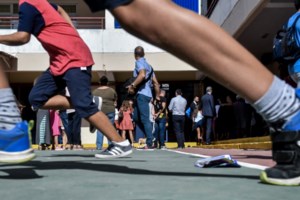 Λάρισα: Μαθητές γυμνασίου έπαιξαν άγριο ξύλο με μαθητές λυκείου έξω από δημοτικό σχολείο - Πέντε προσαγωγές [εικόνες] - εικόνα 2