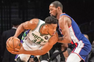 Με "ice bucket" γιόρτασε  ο Αντετοκούνμπο το ρεκόρ στα αποδυτήρια - Ξεπέρασε σε πόντους τον Τζαμπάρ [Βίντεο]