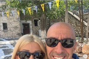 Έλενα Ράπτη: Η στιλάτη εμφάνιση στην Αθήνα με μίνι πλισέ λευκή φούστα και T bar γόβες - εικόνα 5